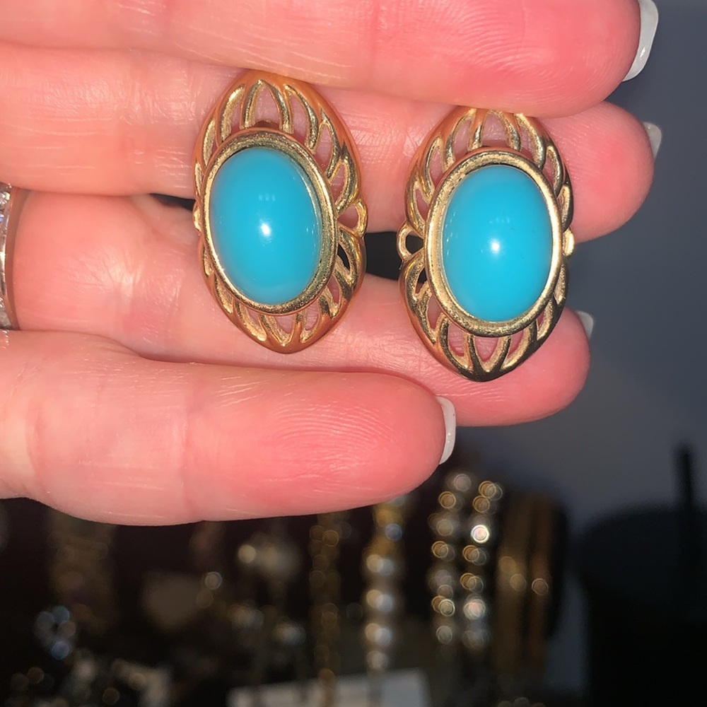 Vintage gold earrings with turquoise cabachon